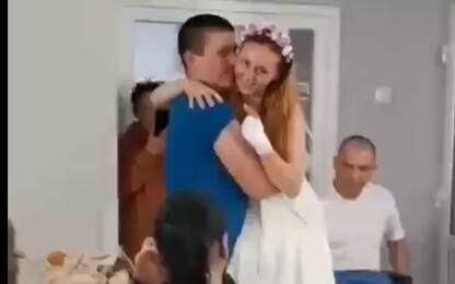 Ucraina, il ballo di Oksana al suo matrimonio in ospedale. VIDEO