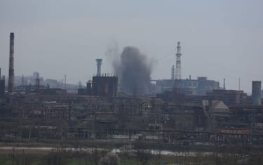 MARIUPOL, UKRAINE - APRIL 22: Smoke rises from the Azovstal plant as the Russian army has taken control of Ukraine's besieged port city of Mariupol except for the Azovstal plant on April 22, 2022. The Ukrainian army said Russian forces "continued to carry out air strikes and attempted assaults in the area of Ã¢Ã¢the seaport and the Azovstal plant." Russian military spokesman Igor Konashenkov said Friday that Moscow informed Kyiv about the order of civilian evacuations from the Azovstal plant in Mariupol.Konashenkov said the situation in Mariupol had normalized and residents could calmly wander the streets and humanitarian aid was provided to the city. (Photo by Leon Klein/Anadolu Agency via Getty Images)