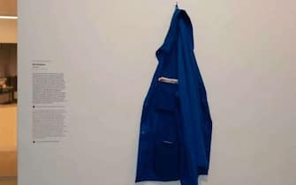 La giacca appesa al muro al museo