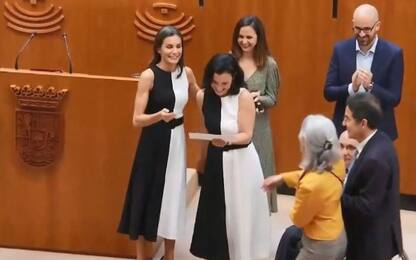 Alla cerimonia la regina di Spagna ha lo stesso abito di una premiata