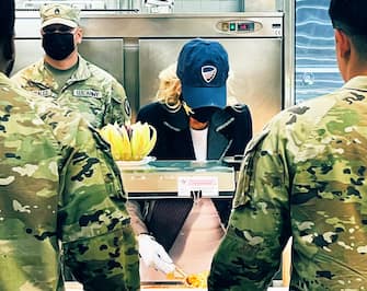 Jill Biden in Romania e Slovacchia - Cappellino da baseball e guanti in lattice, la First Lady americana Jill Biden ha servito il pranzo ai militari Usa nella mensa della base Nato di Mihail Kogalniceanu, in Romania, prima tappa della sua missione in Europa