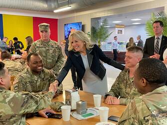 Dopo il suo incontro con i soldati americani Jill Biden ha avuto colloqui con rappresentanti dell’Alleanza Atlantica e operatori umanitari che da mesi stanno aiutando le migliaia di profughi arrivati dall’Ucraina