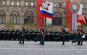 MOSCOW, RUSSIA - MAY 09: Ceremonial soldiers parade during 77th anniversary of the Victory Day in Red Square in Moscow, Russia on May 09, 2022. The Victory parade take place on the Red Square on 09 May to commemorate the victory of the Soviet Union's Red Army over Nazi-Germany in WWII. (Photo by Sefa Karacan/Anadolu Agency via Getty Images)