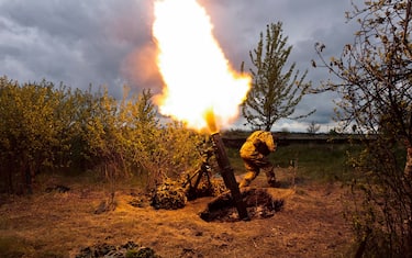 epa09936361 Ukrainian servicemen fire sheels from a mortar from their position near Kharkiv, Ukraine, 09 May 2022. On 24 February, Russian troops invaded Ukrainian territory starting a conflict that has provoked destruction and a humanitarian crisis. According to the United Nations High Commission for the Refugees (UNHCR) last report on the situation of Ukraine released on 05 May, more than 5.3 million refugees have fled Ukraine making this the fastest growing refugee crisis since World War II. A further 7.7 million people have been displaced internally within Ukraine.  EPA/STRINGER