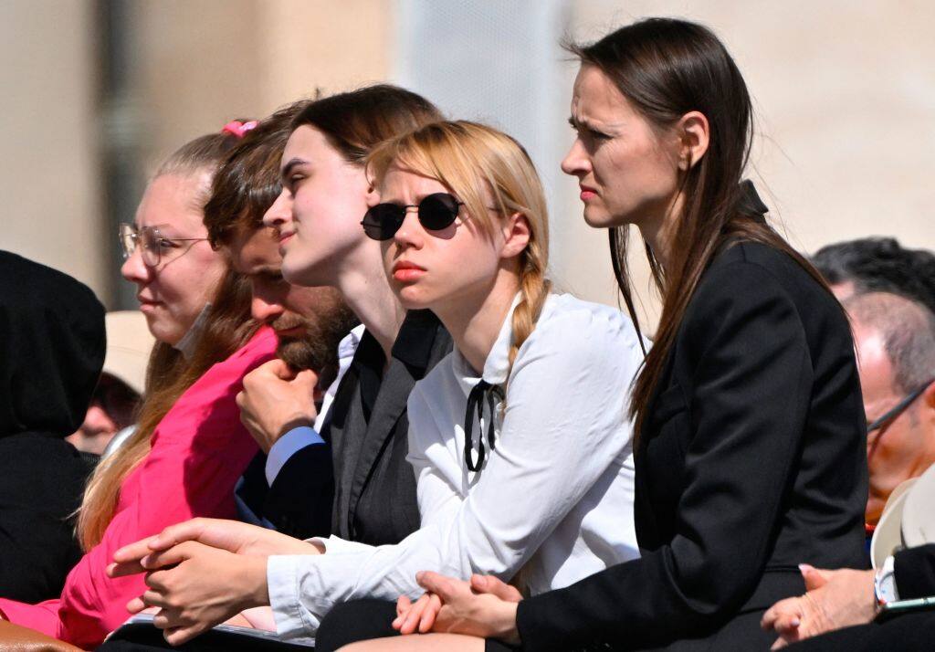 Kateryna Prokopenko (2ndR), wife of the commander of the Azof regiment Denis Prokopenko, attends Pope Francis' weekly open-air general audience in St.Peters' square on May 11, 2022 at the Vatican. (Photo by Alberto PIZZOLI / AFP) (Photo by ALBERTO PIZZOLI/AFP via Getty Images)