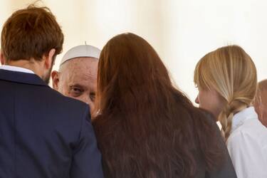 VATICAN, VATICAN CITY, MAY 11: Pope Francis (2nd L) greets Kateryna Prokopenko (R) wife of Azov commander Denys Prokopenko, and Yuliya Fedosiuk, (2nd R), wife of Azov officer Arseniy Fedosivk, at the end of his weekly general audience in St. Peter's Square, Vatican City, Vatican on May 11, 2022. (Photo by Riccardo De Luca/Anadolu Agency via Getty Images)