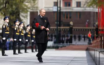 MOSCOW, RUSSIA - MAY 9, 2022: Russia's President Vladimir Putin takes part in a flower laying ceremony at the Hero Cities Memorial in Moscow's Alexander Garden by the Kremlin Wall on the day of the 77th anniversary of the victory over Nazi Germany in World War II .  Anton Novoderezhkin / TASS / Sipa USA