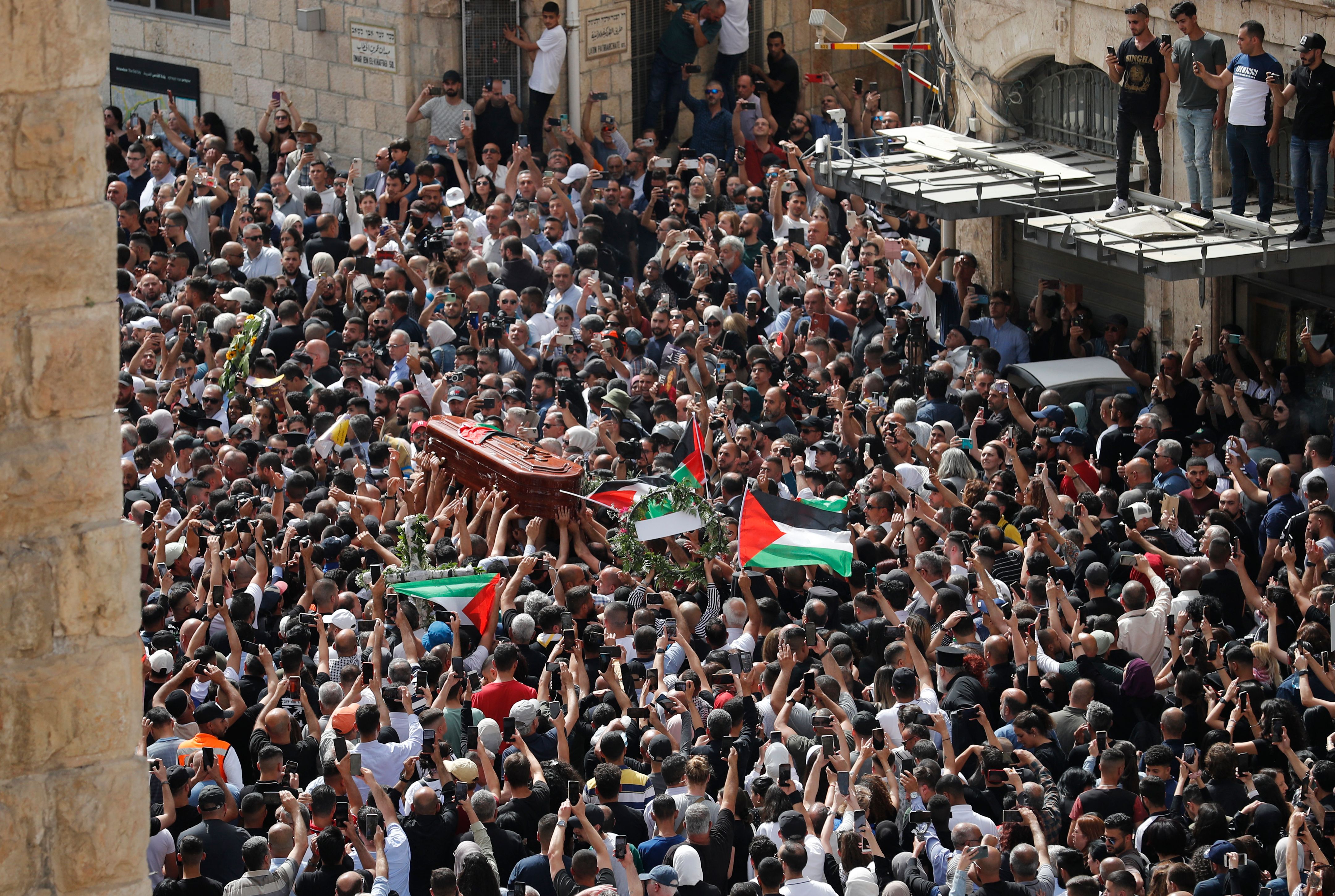 Folla ai funerali di Shireen Abu Akleh, la reporter uccisa in Cisgiordania