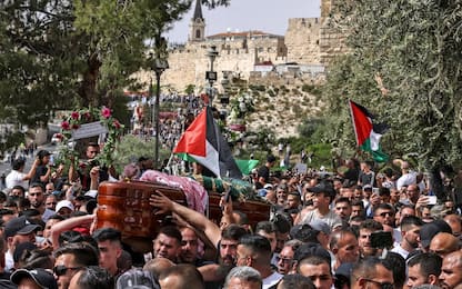 Scontri durante i funerali della giornalista uccisa Abu Akleh