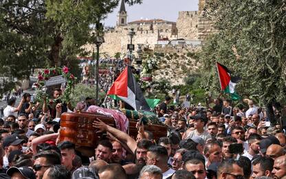 Scontri durante i funerali della giornalista uccisa Abu Akleh