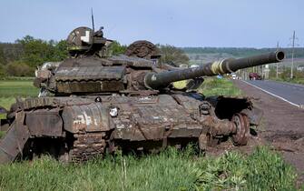 epa09945613 A damaged Russian tank near the village of Mala Rohan, near Kharkiv, Ukraine, 13 May 2022. The Ministry of Defense of Ukraine announced on 10 May that Ukrainian troops had recaptured Kharkiv and villages north and northeast of the city from Russian forces and pushed them back to the border. The city of Kharkiv, Ukraine's second-largest, has witnessed repeated airstrikes from Russian forces. On 24 February, Russian troops invaded Ukrainian territory starting a conflict that has provoked destruction and a humanitarian crisis.  EPA/SERGEY KOZLOV