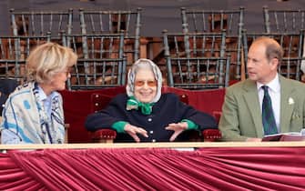 WINDSOR, ENGLAND - MAY 13: Penelope Knatchbull, Countess Mountbatten of Burma, Queen Elizabeth II and Prince Edward, Earl of Wessex attend The Royal Windsor Horse Show at Home Park on May 13, 2022 in Windsor, England. The Royal Windsor Horse Show, which is said to be the Queen’s favourite annual event, takes place as Her Majesty celebrates 70 years of service. The 4-day event will include the “Gallop Through History” performance, which forms part of the official Platinum Jubilee celebrations. (Photo by Chris Jackson/Getty Images)