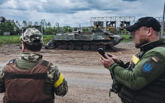 KHARKIV, UKRAINE - MAY 10: Ukrainian soldiers in front of a damage BMP on the outskirts of Kharkiv in Ukraine, on May 10, 2022. (Photo by Diego Herrera Carcedo/Anadolu Agency via Getty Images)