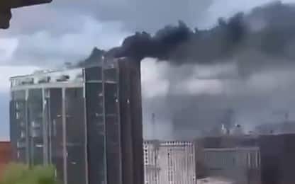 Mosca, in fiamme il business center Dm Tower. Cosa sappiamo. VIDEO