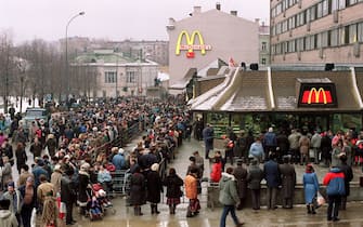 Soviet customers stand in line outside the just opened first McDonald's in the Soviet Union on January 31, 1990 at Moscow's Pushkin Square. AFP PHOTO VITALY ARMAND (Photo by VITALY ARMAND / AFP) (Photo by VITALY ARMAND/AFP via Getty Images)