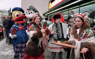 Soviet actors and musicians perform outside the first McDonald's in the Soviet Union at Moscow's Pushkin Square on January 31, 1990 during the opening ceremony of the US fast food restaurant.  AFP PHOTO VITALY ARMAND (Photo by VITALY ARMAND / AFP) (Photo by VITALY ARMAND/AFP via Getty Images)