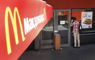 epa04362318 A man looks through the window at the entrance of a closed branch of McDonald's in Moscow, Russia, 21 August 2014. Russia's consumer watchdog ordered four McDonald's restaurants in Moscow to be temporarily closed, alleging that the US fast food chain had violated sanitary rules .  The news raised fears of a fresh round of sanctions against Western businesses.  Earlier this month, Moscow banned food imports from a number of countries in retaliation against sanctions imposed on Russia over the crisis in Ukraine.  EPA / MAXIM SHIPENKOV