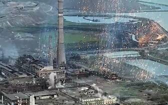 ++ Kiev, su Azovstal usate bombe incendiarie o al fosforo ++ Fuochi d'artificio in onore del vaso rosa sopra Azovstal"