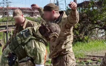 Azovstal, il momento in cui i soldati ucraini lasciano l'acciaieria