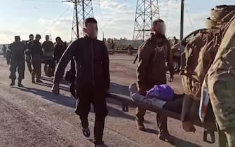 Un fermo immagine tratto da Zveda mostra i militari ucraini, circa 250 tra cui 51 feriti provenienti dall'acciaieria Azovstal di Mariupol si arrendono ai soldati russi a Mariupol, 17 maggio 2022. "Oltre 250 militari ucraini, tra cui 51 feriti provenienti dall'acciaieria Azovstal di Mariupol si sono arresi". Lo afferma il quartiere generale dell'autoproclamata Repubblica Popolare di Donetsk (Dpr) citato dall'agenzia di stampa russa Interfax.
ANSA/ZVEZDA, TV MINISTERO RUSSO EDITORIAL USE ONLY NO SALES