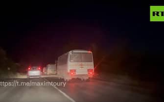 mariupol FRAME DA VIDEO - Secondo le informazioni preliminari, circa 300 militanti hanno lasciato Azovstal. Circa 50 di loro sono rimasti feriti. Sono già stati portati al Central District Hospital di Novoazovsk, dove riceveranno le cure mediche necessarie. Il resto è stato portato via con gli autobus in direzione di Yelenovka.