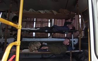 ministero difesa russo Un fermo immagine tratto da Zveda mostra i militari ucraini, circa 250 tra cui 51 feriti provenienti dall'acciaieria Azovstal di Mariupol si arrendono ai soldati russi a Mariupol, 17 maggio 2022. "Oltre 250 militari ucraini, tra cui 51 feriti provenienti dall'acciaieria Azovstal di Mariupol si sono arresi". Lo afferma il quartiere generale dell'autoproclamata Repubblica Popolare di Donetsk (Dpr) citato dall'agenzia di stampa russa Interfax.
ANSA/ZVEZDA, TV MINISTERO RUSSO EDITORIAL USE ONLY NO SALES