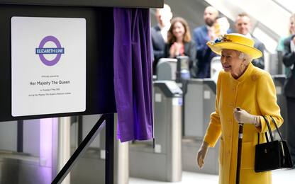 Londra, la regina inaugura a sorpresa nuova linea metro a lei dedicata