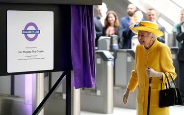 LONDON, ENGLAND - MAY 17: Queen Elizabeth II unveils a plaque to mark the Elizabeth line's official opening at Paddington Station on May 17, 2022 in London, England. (Photo by Andrew Matthews - WPA Pool/Getty Images)