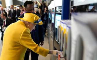 LONDON, ENGLAND - MAY 17: Queen Elizabeth II using a oyster card machine as she attends the Elizabeth line's official opening at Paddington Station on May 17, 2022 in London, England.  (Photo by Andrew Matthews - WPA Pool / Getty Images)