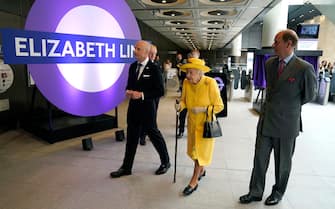 LONDON, ENGLAND - MAY 17: Queen Elizabeth II and Prince Edward, Earl of Wessex (R) mark the Elizabeth line's official opening at Paddington Station on May 17, 2022 in London, England. (Photo by Andrew Matthews - WPA Pool/Getty Images)