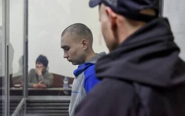 epa09955055 Russian serviceman Vadim Shishimarin attends a court hearing in the Solomyansky district court in Kyiv, Ukraine, 18 May 2022. Shishimarin is accused of killing an unarmed 62-year-old civilian man as Shishimarin fled with four other soldiers near Chupakha village in the Sumy area. Ukraine is holding the first war crimes trial amid the Russian invasion. Shishimarin faces possible life imprisonment if found guilty as the prosecutor's general office said.  EPA/OLEG PETRASYUK