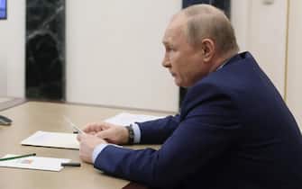 epa09952780 Russian President Vladimir Putin chairs a meeting on oil industry development via a video conference at the Kremlin in Moscow, Russia, 17 May 2022.  EPA/MIKHAIL METZEL/SPUTNIK/KREMLIN / POOL
