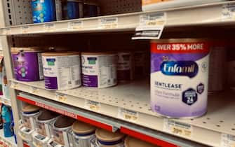 epa09943553 Infant formula sits on a shelf in a grocery store in Round Lake Beach, Illinois, USA, 12 May 2022. The US is facing a shortage of formula after contamination forced baby formula manufacturer Abbott Nutrition to stop production of several brands of formula in February after two infant deaths led to consumer complaints.  EPA / TANNEN MAURY