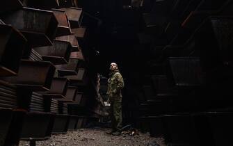 Una foto del fotografo soldato Dmytro Kozatsky nell'acciaieria di Azvostal