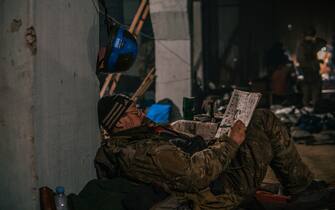 Una foto del fotografo soldato Dmytro Kozatsky nell'acciaieria di Azvostal