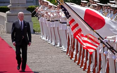 epa09968097 US President Joe Biden reviews an honor guard during a welcome ceremony at the Akasaka Palace state guest house in Tokyo, Japan, 23 May 2022.  EPA/Eugene Hoshiko / POOL