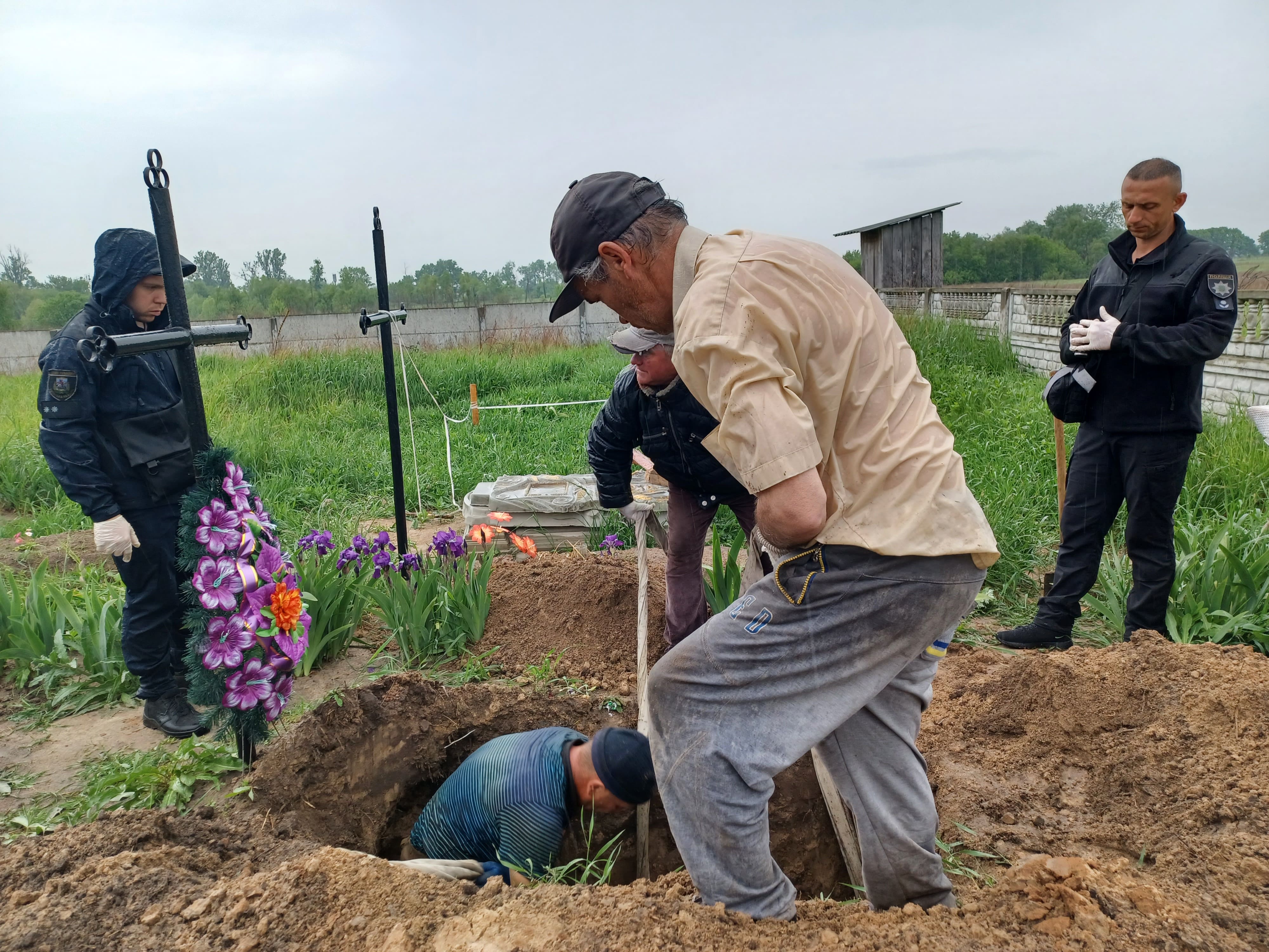 Riesumazione dei corpi in un cimitero ucraino