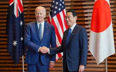 epa09970704 Prime Minister of Japan Fumio Kishida (R) welcomes US President Joe Biden (L) at the entrance hall of the Prime Minister s Office of Japan in Tokyo, Japan, 24 May 2022.  EPA/ZHANG XIAOYU / POOL