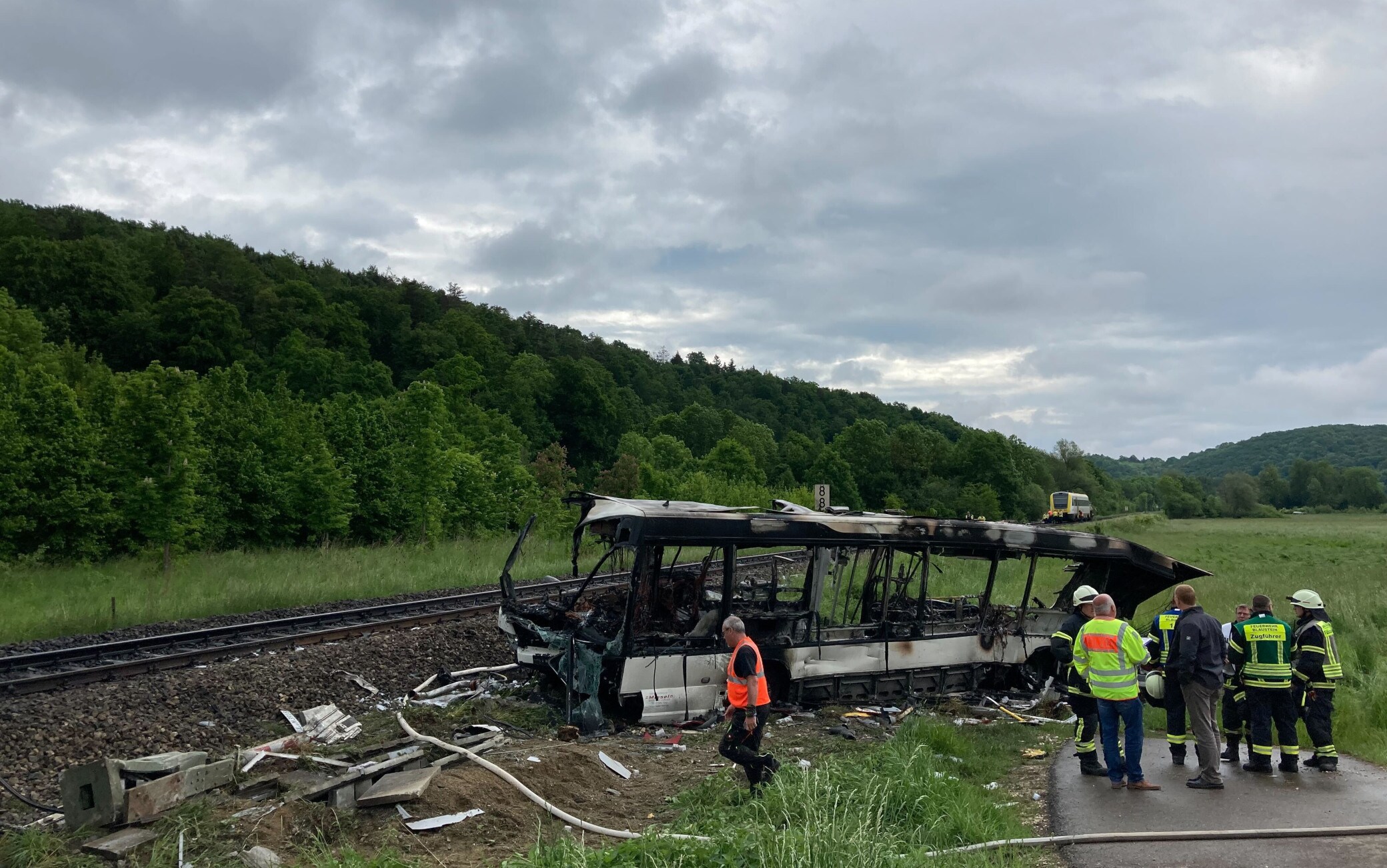 Il luogo dell'incidente tra bus e treno in Germania Il luogo dell'incidente tra bus e treno in Germania