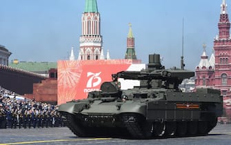 epa08505544 The Russian Terminator tank support combat vehicle takes part in the military parade in the Red Square in Moscow, Russia, 24 June 2020. The military parade marking the 75th anniversary of the victory over Nazi Germany in the World War II takes place in the Red Square on 24 June 2020, as the traditional troops parade as part of the Victory Day Parade which is annually held on 09 May, was canceled due to Covid-19 epidemic in Russia.  EPA / ILIYA PITALEV / HOST PHOTO AGENCY / POOL MANDATORY CREDIT