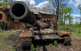 KHARKIV, UKRAINE - MAY 19: A destroyed Russian tank is seen in a damaged field in the village of Biskvitne, Kharkiv region, Ukraine on May 19, 2022. (Photo by Sofia Bobok / Anadolu Agency via Getty Images)