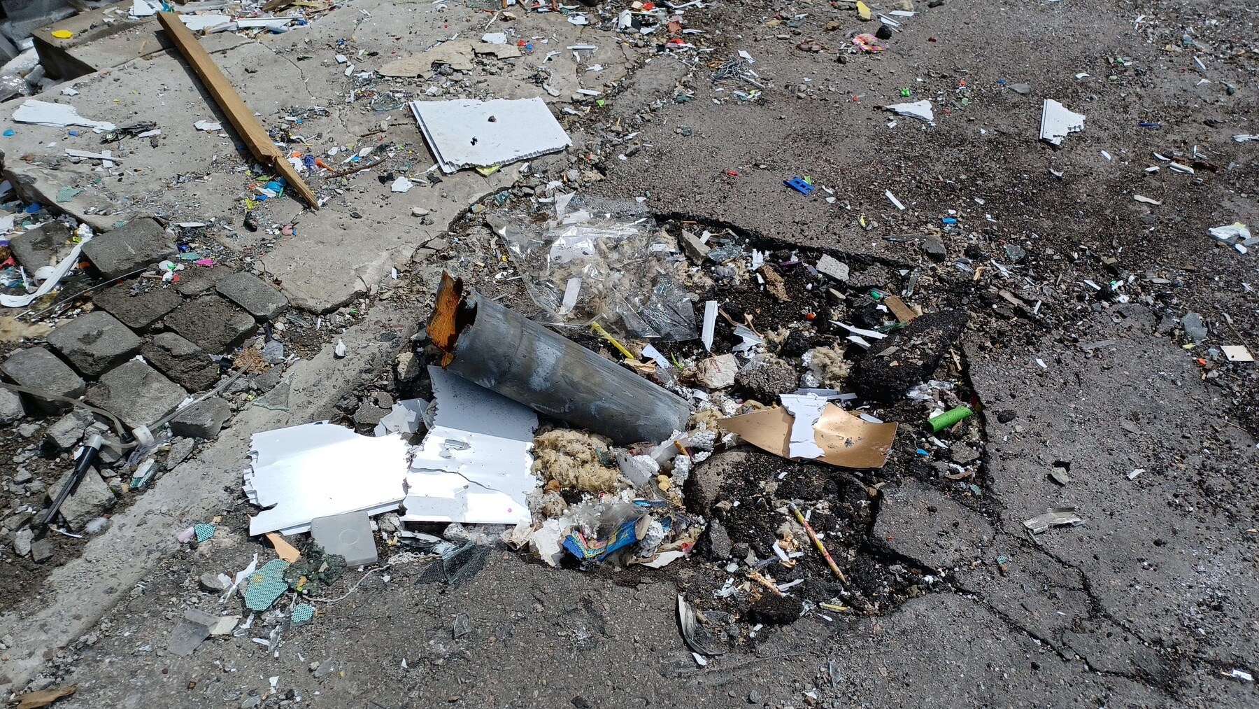 I resti dei bombardamenti a Saltivka, Kharkiv