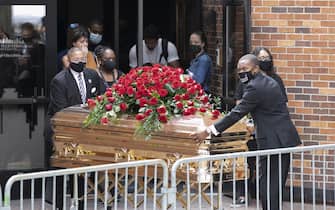(200604) -- MINNEAPOLIS (U.S.), June 4, 2020 (Xinhua) -- George Floyd's casket is moved from the memorial to the hearse at North Central University in Minneapolis, Minnesota, the United States, on June 4, 2020. Benjamin Crump, attorney for the family of George Floyd, who was suffocated to death while under police custody, said Thursday that it was the "pandemic of racism" that killed the black man. (Photo by Ben Hovland/Xinhua) TO GO WITH Floyd's family attorney highlights "pandemic of racism" at memorial -  -//CHINENOUVELLE_0842031/2006050902/Credit:CHINE NOUVELLE/SIPA/2006050906