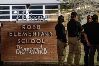 UVALDE, TEXAS - MAY 24: Law enforcement officers speak together outside of Robb Elementary School following the mass shooting at Robb Elementary School on May 24, 2022 in Uvalde, Texas. According to reports, 19 students and 2 adults were killed, with the gunman fatally shot by law enforcement.   Brandon Bell/Getty Images/AFP
== FOR NEWSPAPERS, INTERNET, TELCOS & TELEVISION USE ONLY ==
