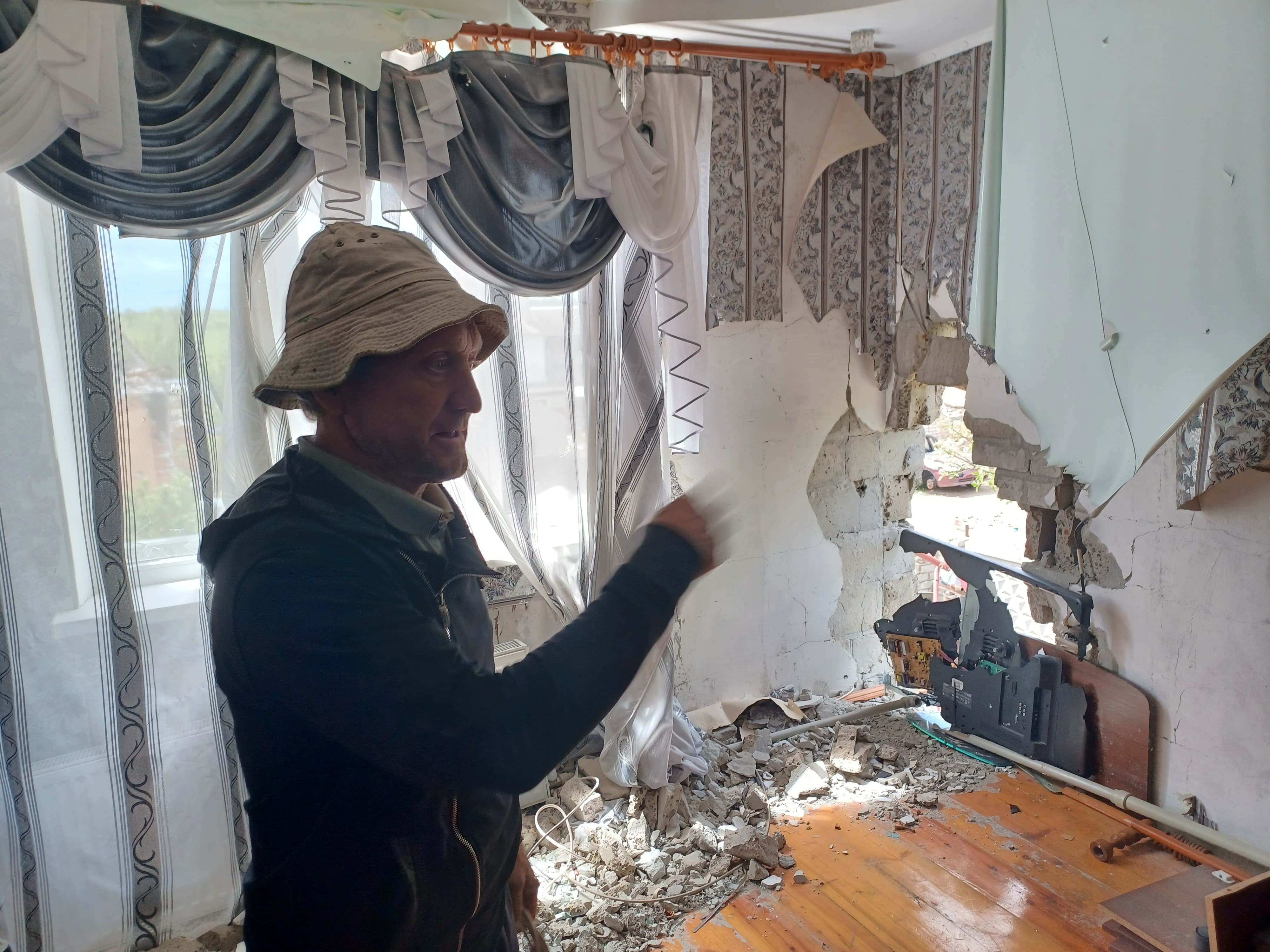 Un anziano nella sua casa distrutta a Mala Rohan