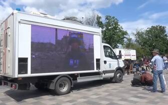 strumenti propaganda russa camioncini con maxi schermi