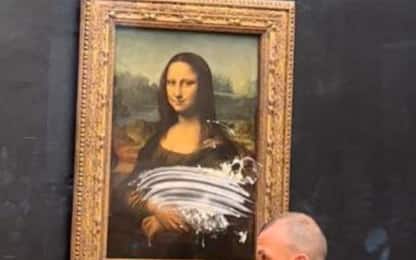 Louvre, gettata torta contro la Gioconda: il video diventa virale