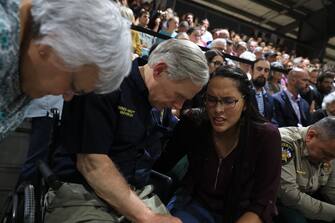 Il governatore repubblicano del Texas Greg Abbott ha annunciato la creazione di un fondo (Onestarfoundation.org) a favore delle vittime della strage nella scuola elementare di Uvalde