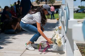 A sorpresa Meghan Markle, duchessa del Sussex che ora vive in California, ha reso omaggio alle piccole vittime della sparatoria della scuola in Texas