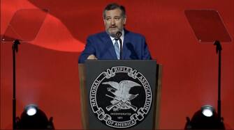 “Le élite della politica e delle grandi aziende ci dicono che la colpa del male che si è manifestato a Uvalde e altrove è delle armi. Ma togliere le armi alle persone responsabili non renderà gli Stati Uniti piu' sicuri". Lo ha detto il senatore repubblicano Ted Cruz alla convention della Nra